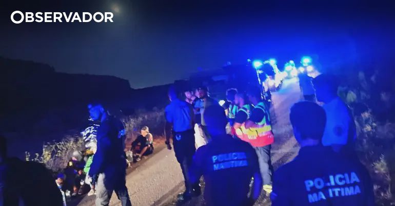 38 Migrants Reach Algarve Shore in Wooden Boat Showing Signs of Dehydration