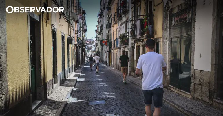 Lisbon's Local Commerce Faces Challenge: Avoiding Store Homogenization