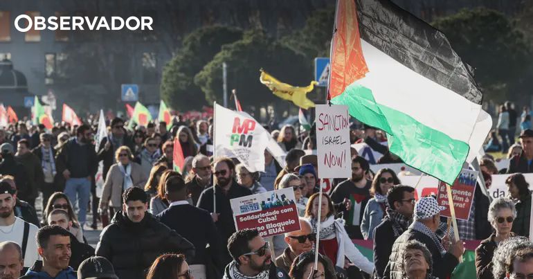 Hundreds Rally in Lisbon for Global Peace: A Call for Action