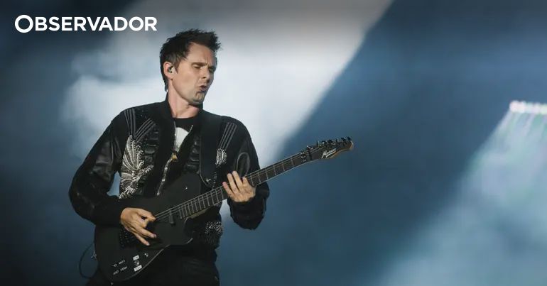 “Muse Brilhantes no NOS Alive: Banda Britânica Revoluciona Festival ao Substituir Kings of Leon!” #ÚltimasNotícias #Portugal “Muse Brilhantes no NOS Alive: Banda Britânica Revoluciona Festival ao Substituir Kings of Leon!” #ÚltimasNotícias #Portugal