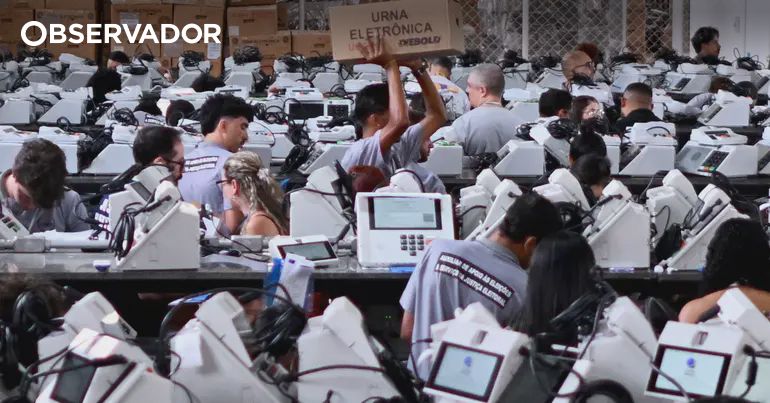 Lula e Flávio Bolsonaro em campanha no Sudeste