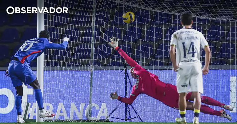 Alverca vence Famalicão com penálti nos descontos – Observador