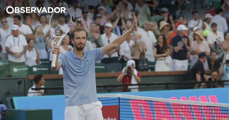 Medvedev impõe primeira derrota do ano a Alcaraz – Observador