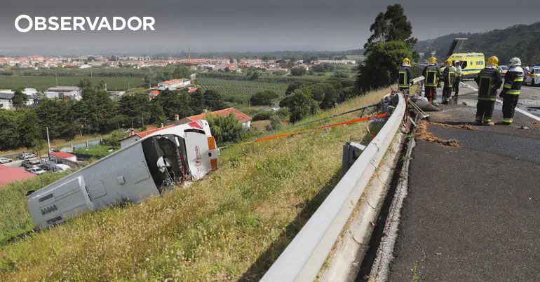 “Tragédia na A8: Autocarro com 37 Crianças Cai em Ladeira e Deixa Sete Feridos! O que Aconteceu?” #ÚltimasNotícias #Portugal “Tragédia na A8: Autocarro com 37 Crianças Cai em Ladeira e Deixa Sete Feridos! O que Aconteceu?” #ÚltimasNotícias #Portugal