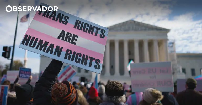 Democratas processam governo Trump por ameaçar cuidados a jovens transgénero