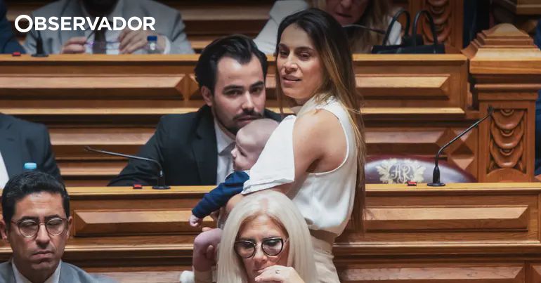“Primeiro Dia do Novo Parlamento: Bebés ao Colo, Mapas de Cadeiras e Selfies Que Marcam a História!” #ÚltimasNotícias #Portugal “Primeiro Dia do Novo Parlamento: Bebés ao Colo, Mapas de Cadeiras e Selfies Que Marcam a História!” #ÚltimasNotícias #Portugal