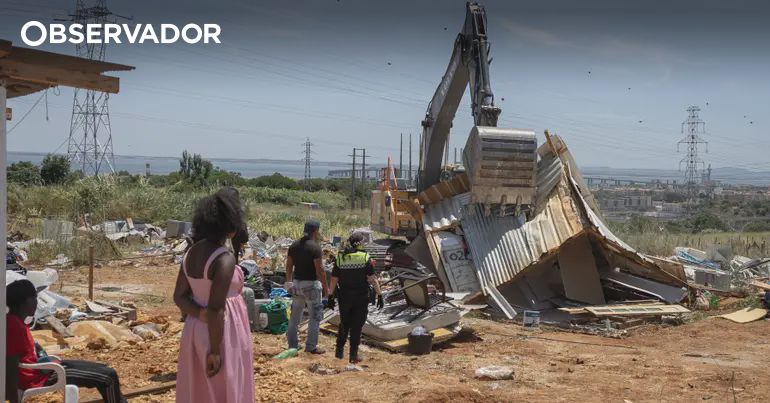 64 Shanties Demolished in Loures: Residents Left Homeless and Heartbroken