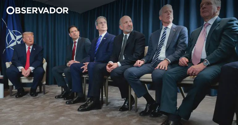 Trump oferece sapatos iguais à sua administração – Observador