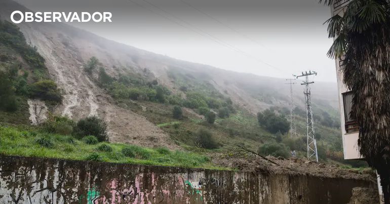 Derrocada obriga a retirar 30 moradores na Costa da Caparica – Observador