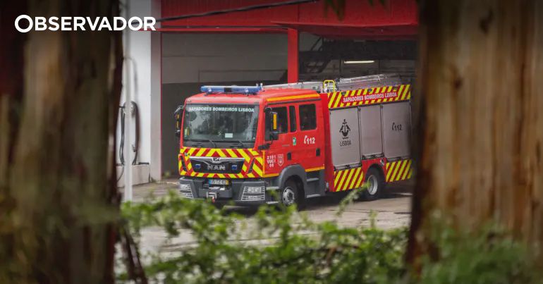 Lisbon in Flames: Carris Bus Fire on Berlin Avenue Halts Traffic - No Injuries Reported