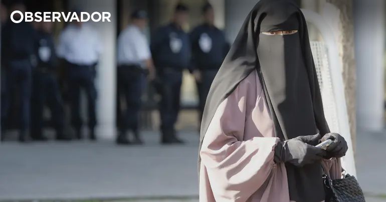 Burcas em Espaços Públicos: Partido Chega Propõe Proibição e Debate Nacional