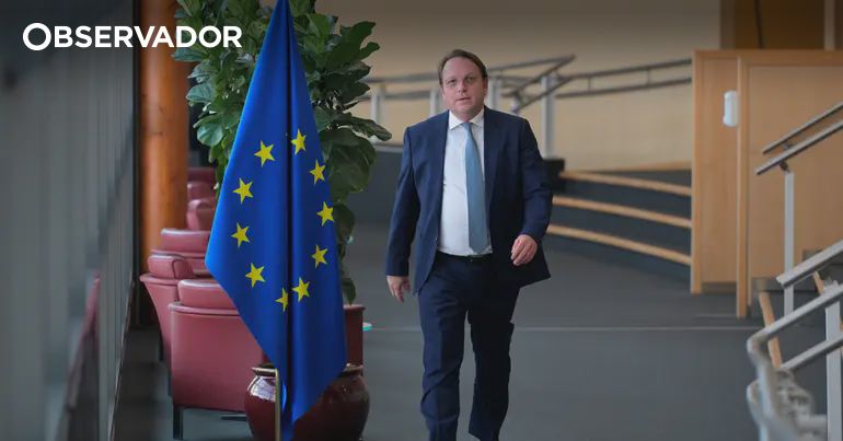 Eurodeputados pedem esclarecimentos a Várhelyi – Observador
