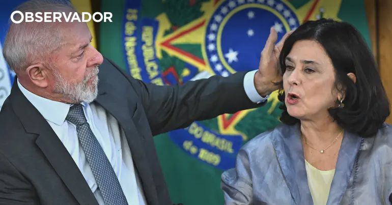 Lula da Silva demite ministra da Saúde do Brasil e anuncia substituto