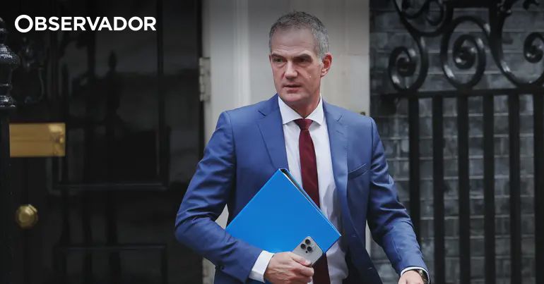 Ministro Britânico de Tecnologia e Ciência Recorre ao ChatGPT para Obter Conselhos Políticos
