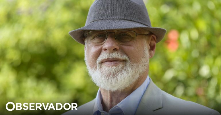 Escritor Alberto Manguel lamenta que a tecnologia retire importância aos livros