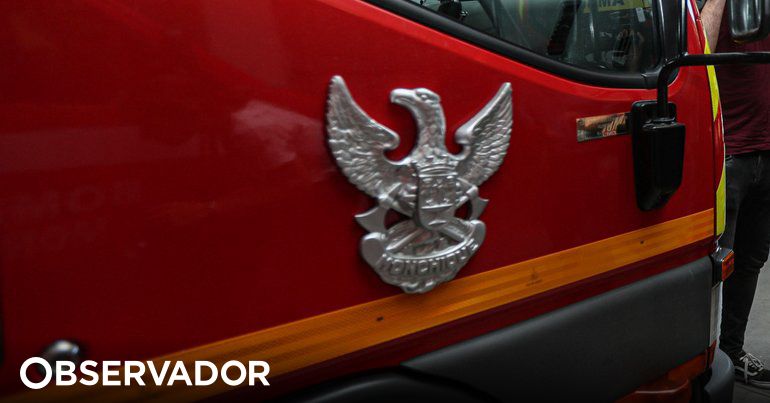 Prédio evacuado em Santo Tirso devido a incêndio que matou três cães