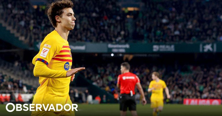 Entrou aos 81′, marcou de trivela aos 90′ e comemorou a beijar o símbolo enquanto pedia calma: o regresso da versão decisiva de João Félix