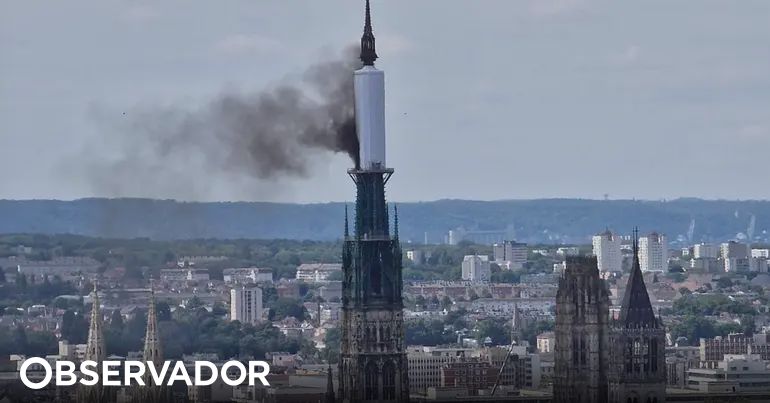 France. L’incendie de la flèche de la cathédrale de Rouen, l’une des plus hautes d’Europe, est déjà maîtrisé – observateur