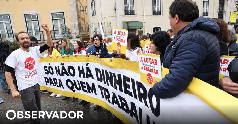 Centenas de profissionais da educação realizam arruada pela escola pública