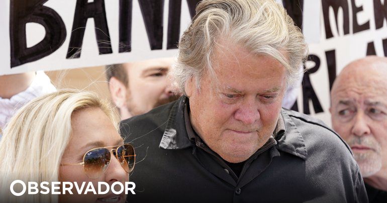 Ex-assessor de Trump entrou em prisão para cumprir pena de 4 meses por obstrução à justiça