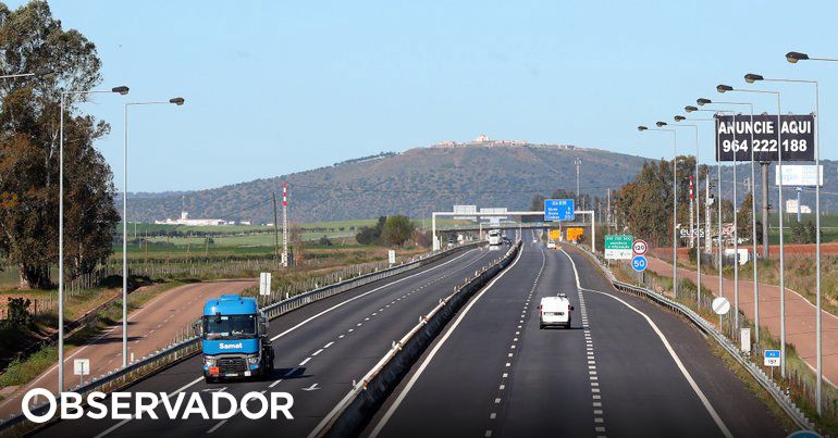 A6 cortada no sentido Caia-Marateca devido a despiste de camião de animais