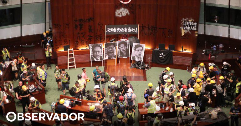 Tribunal de Hong Kong condena quatro pessoas em caso de invasão de parlamento em 2019