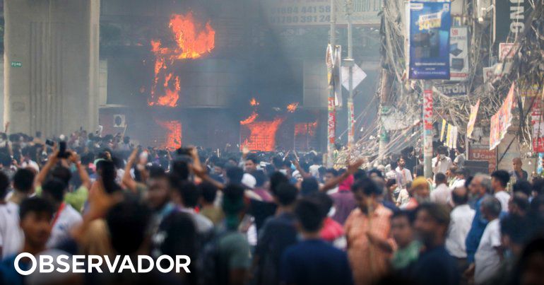 Manifestantes incendeiam edifícios governamentais em protestos: 39 mortos em 48 horas