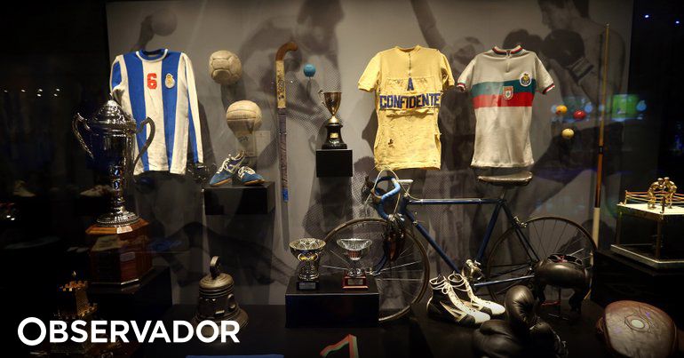 Memória Portista: Objeto do Mês do Museu do FC Porto fora do espaço do  museu – Peça de Agosto em exposição no átrio da loja e museu do Dragão