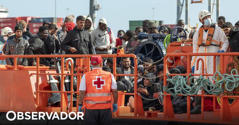 Três barcos com 382 migrantes são resgatados ao largo das Ilhas Canárias