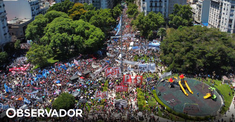 Dezenas de milhares de argentinos nas ruas em protesto contra as políticas de Javier Milei