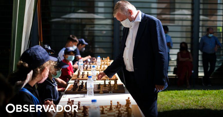 Anatoly Karpov jogando xadrez em uma simultânea em 1975.