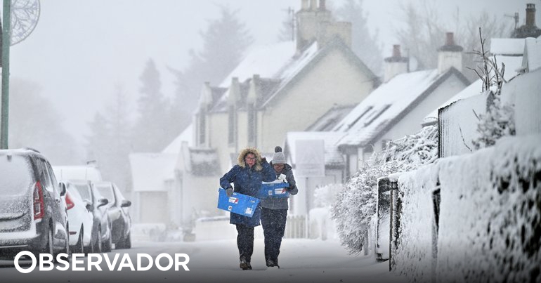 Escócia pintada de branco. Tempestade Barra cobre o país de neve