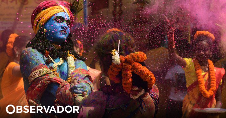 Indianos celebram o Holi, o festival da cor, apesar do coronavírus