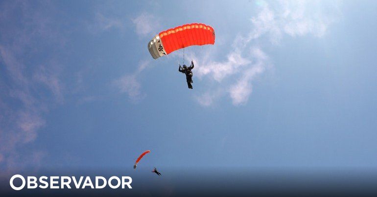 Salto de paraquedas em tandem silhueta de paraquedista voando no