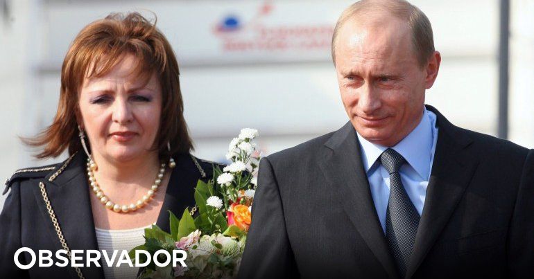 China censura imagens de Putin a oferecer casaco a primeira-dama