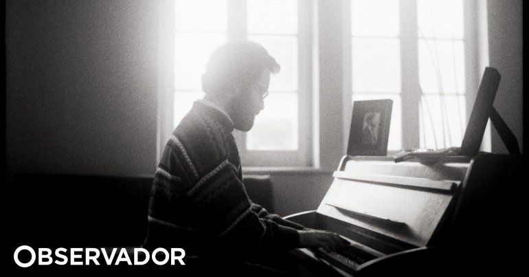 Pessoa tocando piano jogo de criatividade gerar ai