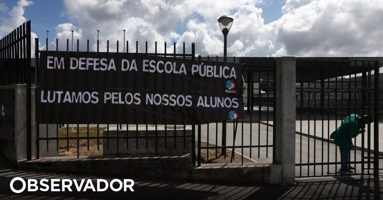 Pais de alunos dão aula e furam greve de professores em escola de SP