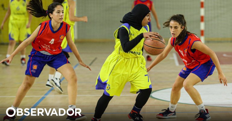 Jovem muçulmana impedida de entrar em jogo de basquetebol por não querer  mostrar os braços – Observador