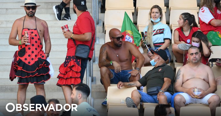 Portugueses vestidos de sevilhanas chegam ao estádio do ...