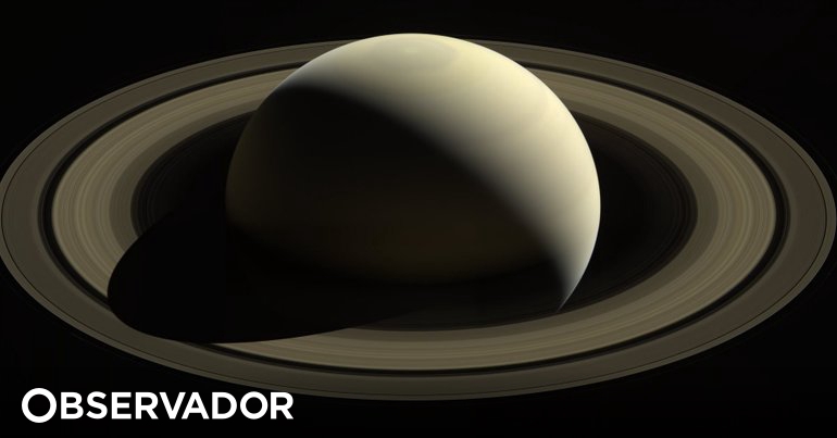 Saturno.  Primeros anillos provocados por la desintegración y destrucción de la luna – Observer