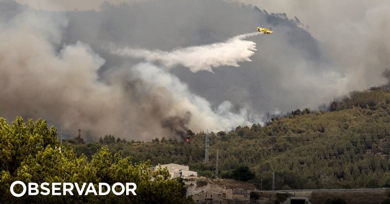 España.  Evacuación de poblados por cortes de ruta e incendios – Observador