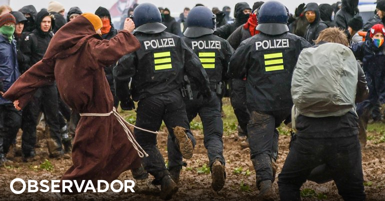 Demonstranten und verletzte Polizisten in Deutschland protestieren gegen Bergbauausbau – Observer