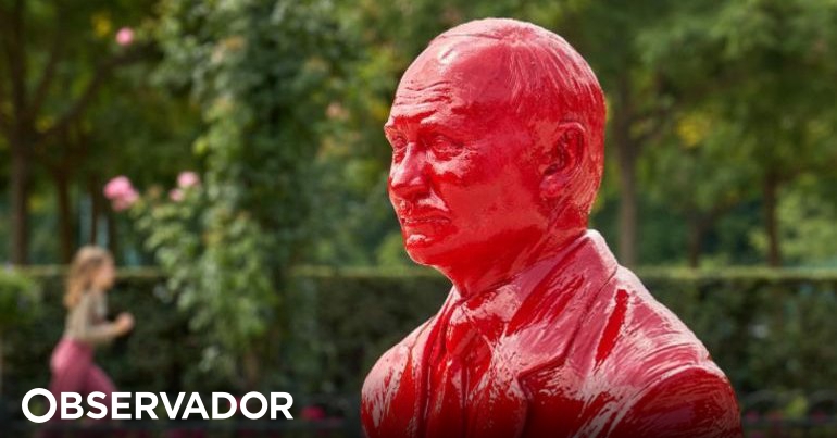 Eine rote Statue von Wladimir Putin erscheint in einem Stadion im Central Park, New York – The Observer